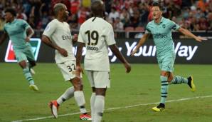 Mesut Özil (r.) bejubelt sein Tor zum 1:0 für den FC Arsenal im Testspiel gegen Paris Saint-Germain.