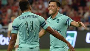 Mesut Özil (r.) bedankt sich bei Pierre-Emerick Aubameyang für die Vorlage zu seinem Tor gegen PSG.