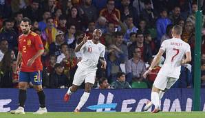 England schoss Spanien in Sevilla ab: Sterling glänzte als doppelter Torschütze.