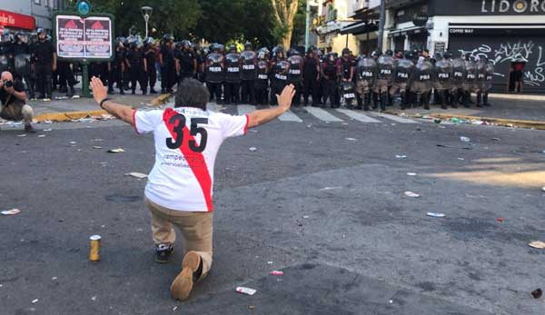 Fans von River Plate attackierten vor dem Copa-Libertadores-Rückspiel erst den Mannschaftsbus von Boca und verletzten dabei einige Spieler und lieferten sich dann Auseinandersetzungen mit der Polizei.