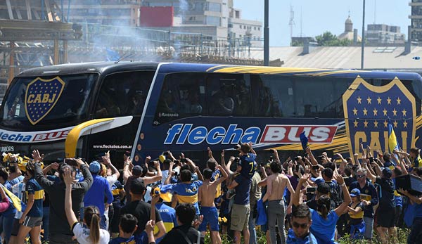 Der Bus der Boca Juniors wurde angegriffen und die Scheiben zerstört.