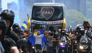 Doch vor dem Rückspiel attackiert eine Gruppe von River-Fans den Bus der Gastmannschaft trotz großen Polizeischutzes mit Steinen - mehrere Scheiben zerbrachen.