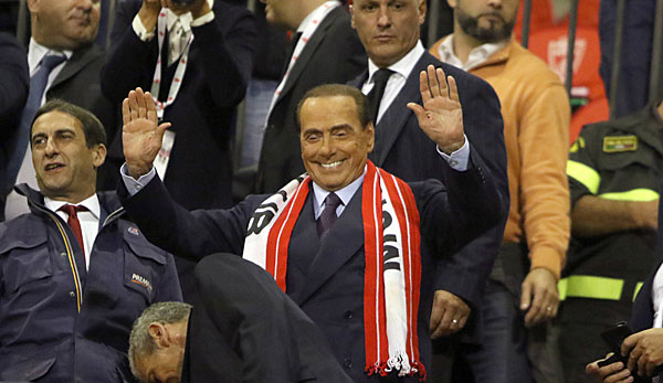 Silvio Berlusconi beim ersten Heimspiel nach der Übernahme im Stadion von Monza - einem 1:1 gegen Triestina.