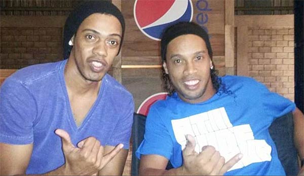 Ronaldinho und sein Doppelgänger sehen sich zum Verwechseln ähnlich.