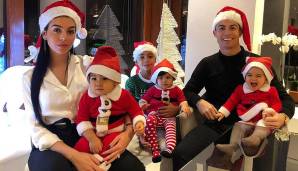 Cristiano Ronaldo posiert ganz artig mit Familie und Weihnachtsmütze für Instagram. Während der Portugiese selbst bester Laune scheint, sprechen die Gesichter von Freundin Georgina und des jüngsten Nachwuchses eine andere Sprache.