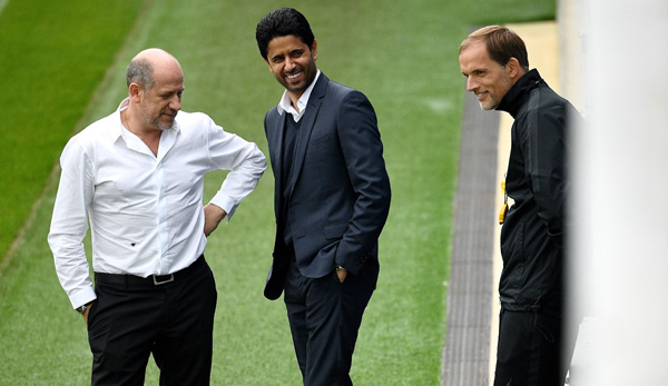 Nasser Al-Khelaifi (M.) zusammen mit Trainer Thomas Tuchel (r.) und Sportdirektor Antero Henrique.