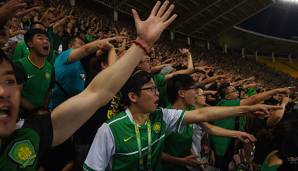 Die Fans von Tianjin Teda.