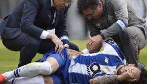 Alex Telles vom FC Porto verletzte sich beim Elfmeter an der Hüfte.