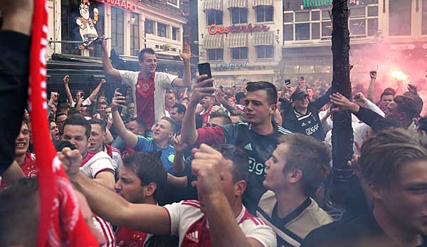 Die Fans von Ajax Amsterdam feiern den 34. Meistertitel ihrer Mannschaft.