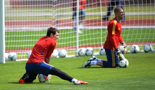 Iker Casillas (v.) und Victor Valdes waren bei der spanischen Nationalmannschaft viele Jahre Teamkollegen.