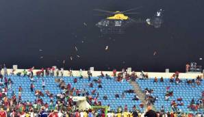 Hubschraubereinsatz im Afrika-Cup-Halbfinale 2015: Aufgrund schwerer Fan-Ausschreitungen muss ein Helikopter Tränengas in die aufgebrachte Menge spritzen.