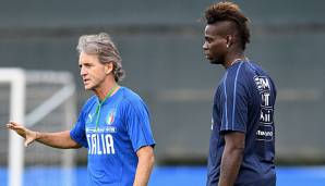 Italien-Coach Roberto Mancini (l.) hat Mario Balotelli kritisiert.