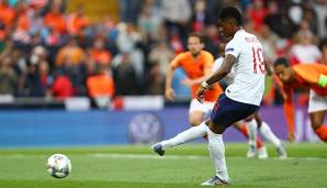 Marcus Rashford trifft zum 1:0 für England gegen die Niederlande.