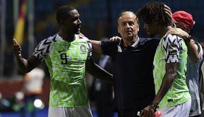 Dank Odion Ighalo und Alex Iwobi steht die Nigeria im Viertelfinale des Afrika-Cup 2019. Aber auch der deutsche Trainer Gernot Rohr (mi. im Bild) ist am Viertelfinal-Einzug der Super Eagles maßgeblich beteiligt.