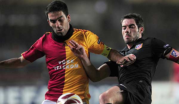 Übernahm 2009 die Kapitänsbinde bei Galatasaray Istanbul: Arda Turan, hier im Zweikampf mit Atleticos Antonio Lopez.