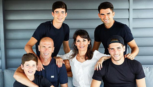 Zinedine und Veronique Zidane mit ihren vier Söhnen Theo (links oben), Enzo (rechts oben), Elyaz (links unten) und Luca (rechts unten).
