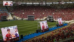 Gebannt schauen die Flamengo-Fans auf die vielen Bildschirme vor den Zuschauertribünen. Gelingt noch die Wende?