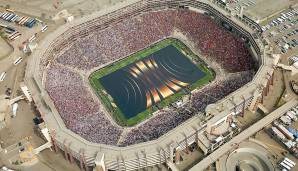 Volle Hütten und ein großartiger Rahmen: der sagenhafte Blick aus der Vogelperspektive auf das restlos ausverkaufte Estadio Monumental "U".