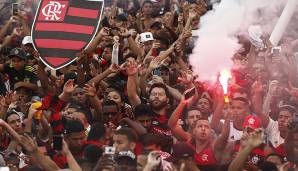 ... aber noch einen Ticken feuriger waren die Flamengo-Anhänger unterwegs. Das Smartphone in der einen und die Pyrofackel in der anderen Hand. Fußball und Fans in der Moderne...