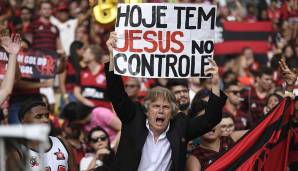 Aber, was soll man schon machen, wenn Jesus, wie auf diesem Plakat behauptet, die Kontrolle übernommen hat. Zur Erklärung: Dieser Flamengo-Fan hat durch seine Imitation des Trainers Jorge Jesus schon einen gewissen Bekanntheitsgrad erlangt.