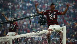 Und die Flamengo-Spieler? Die schwebten nach dem Wahnsinn von Lima auf Wolke sieben, oder wollten zumindest dahin. Sämtliche Emporen im Stadion wurden vor Freude erklommen. Zum Beispiel die Tore...