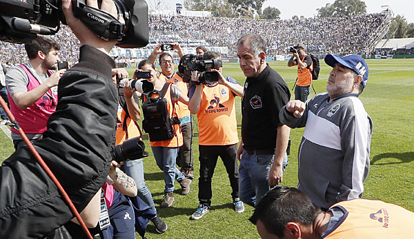 Diego Maradona vor seinem ersten Spiel als Gimnasia-Trainer - einer 1:2-Niederlage gegen den Racing Club.