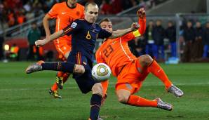 Schoss mit dem 1:0-Treffer im WM-Endspiel gegen die Niederlande 2010 das wohl wichtigste Tor der jüngeren spanischen Fußball-Geschichte. Darüber hinaus mit außergewöhnlichen technischen Fähigkeiten sowie überragendem Passspiel gesegnet.