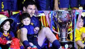 Barca pflügt 2012/13 durch die heimische Liga, wird am Ende mit 100 Punkten und 15 Zählern Vorsprung auf den Erzrivalen aus Madrid spanischer Meister. 2012 ist gleichzeitig das Rekordjahr von Lionel Messi, der in diesem Kalenderjahr 91 Tore schießt.