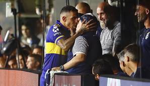 Carlos Tevez küsste vor dem Spiel Diego Maradona.
