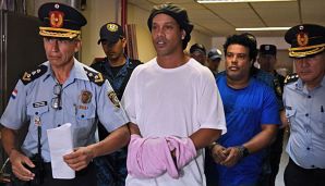 Ronaldinho muss im Gefängnis bleiben.