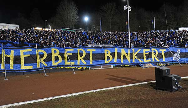 Fans des 1. FC Saarbrücken gedenken Vereinslegende Herbert Binkert mit einem Banner.