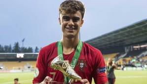 Der Stürmer wird mit einem Vertrag bis 2025 ausgestattet. Auf die Zettel der Spitzenteams spielte sich Trincao bei der U19-Europameisterschaft 2018 , bei der er sich mit fünf Toren zum Torschützenkönig krönte und den Titel gewann.