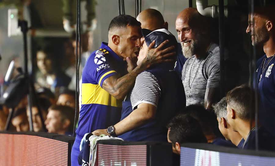 Vor dem Spiel wurde die Klub-Ikone auch von den Spielern trotz aller Anspannung gefeiert: Carlos Tevez küsste die Legende direkt auf den Mund. Warum? "Das hat Glück gebracht!" Und Tevez sollte Recht behalten ...