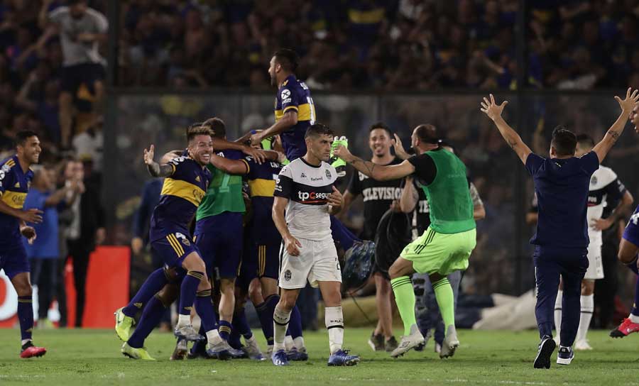 Nach den 90 Minuten begann die Meisterschaftsfeier im Stadion La Bombonera. Boca-Fans kletterten über die Zäune und liefen aufs Spielfeld.