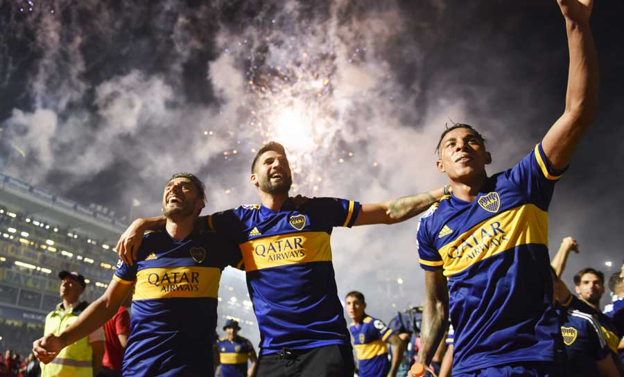 Lisandro Ezequiel Lopez, Argentiniens-Nationalspieler-Eduardo Salvio und Sebastian Villa (v.l.) feierten gemeinsam, während über ihnen ein Feuerwerk den Himmel erhellte.
