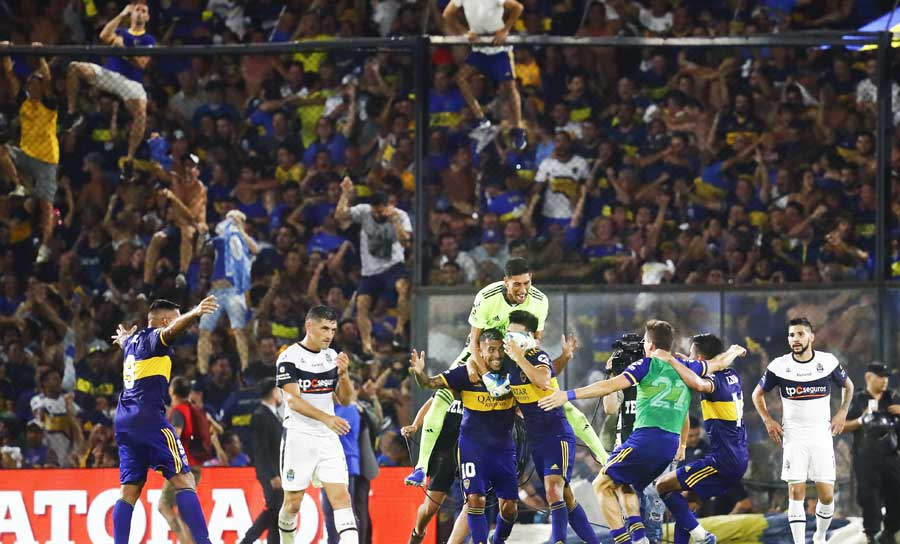 Ausgerechnet Gimnasia mit der Klub-Ikone Maradona ist zum Saisonfinale zu Gast bei den Boca Juniors in La Bombonera. Zuerst feiern die Boca-Fans ihr Idol - nach einem Herzschlagfinale dann ausgelassen den Titel. SPOX hat die besten Bilder.