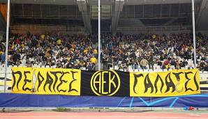 Fans von AEK Athen beim Champions-League-Spiel im Olympiastadion von Athen.