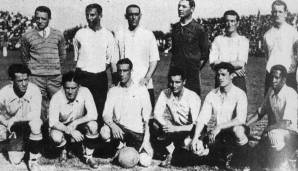 Uruguays Nationalteam anno 1926: Jose Leandro Andrade kniet vorne rechts.