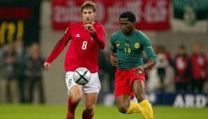 In einem seiner 24 Länderspiele traf Djemba-Djemba im November 2004 mit Kamerun auf Deutschland.