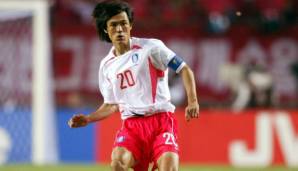 Hong Myung-Bo (Südkorea). Wurde bei der WM 2002 zum drittbesten Spieler des Turniers gewählt, trotzdem wagte der Südkoreaner den Sprung nach Europa nie. Sein Spitzname war "Ewiger Libero", die langen Bälle wurden von Gegnern gefürchtet.