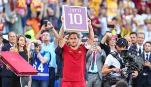 Francesco Totti (AS Rom). Spielte von 1992 bis 2017 unglaubliche 24 Saisons für AS Rom und erzielte 250 Tore in 618 Pflichtspielen. War noch bis zu einem internen Streit 2019 im Verein. Engagiert sich seit 2003 als ehrenamtlicher Botschafter für UNICEF.
