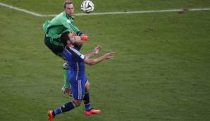 Manuel Neuer riskierte alles, um einen Ball an der Strafraumkante im WM-Finale 2014 gegen Gonzalo Higuain wegzufausten.