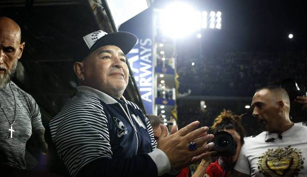 Diego Armando Maradona hat ein signiertes Trikot spendiert.