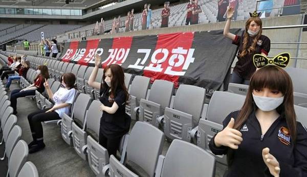 Der FC Seoul hatte die Idee, sein leeres Stadion mit Schaufensterpuppen zu füllen.