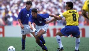17. Juli 1994: Er sorgt quasi im Alleingang dafür, dass Italien das WM-Finale 1994 gegen Brasilien erreicht: Roberto Baggio, der Mann mit dem "göttlichen Zopf", der Superstar Italiens. Dann kommt das Elfmeterschießen nach 120 torlosen Minuten.