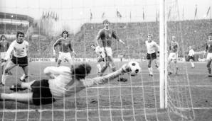 20. Juni 1976: Das EM-Finale zwischen Deutschland und der Tschoslowakei steht auf Messers Schneide. Die Deutschen glichen durch Dieter Müller und Bernd Hölzenbein einen 0:2-Rückstand noch aus. Dann folgt ein legendäres Elfmeterschießen.