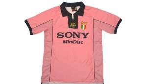 VEREINTRIKOTS - Platz 9: Juventus, 1997-98, Auswärtsshirt - 344,34 €. Ein Jubiläumstrikot mit rosa Farbgebung, die von den ersten Trikots von Juve beeinflusst wurde.