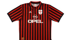 Platz 4: AC Milan, 1999-00, Heimshirt - 458,89 €. Ein sehr seltenes Heimtrikot, das in der Jubiläumssaison von Milan mit einem besonderen Vereinswappen getragen wurde.