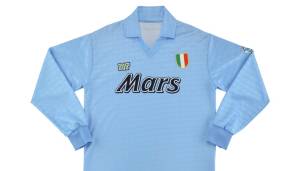 Platz 2: SSC Neapel, 1990-91, Heimshirt - 573,52 €. Das Heimtrikot von Neapel mit dem Scudetto-Schild und dem Mars-Sponsoring wurde von Diego Maradona in seiner letzten Saison in Neapel getragen.