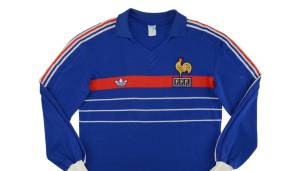 NATIONALMANNSCHAFTSTRIKOTS - Platz 10: Frankreich, 1984-86, Auswärtsshirt - 171.94 €. Es wurde getragen, als das Gastgeberland bei der EM 1984 triumphierte - inspiriert von Michel Platini. 1998 wurde es bei der WM wiederverwendet.